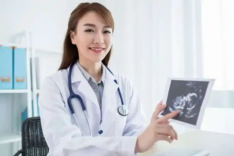 南昌跨越孕育难关：试管代生家庭的艰辛与新生喜悦